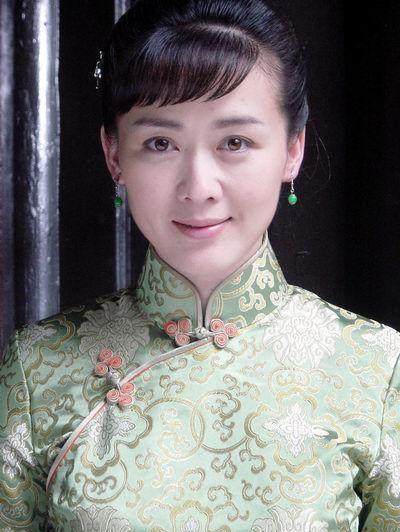 2002年,荣获第二届中国电视艺术"双十佳"十佳演员,2004年在电视剧
