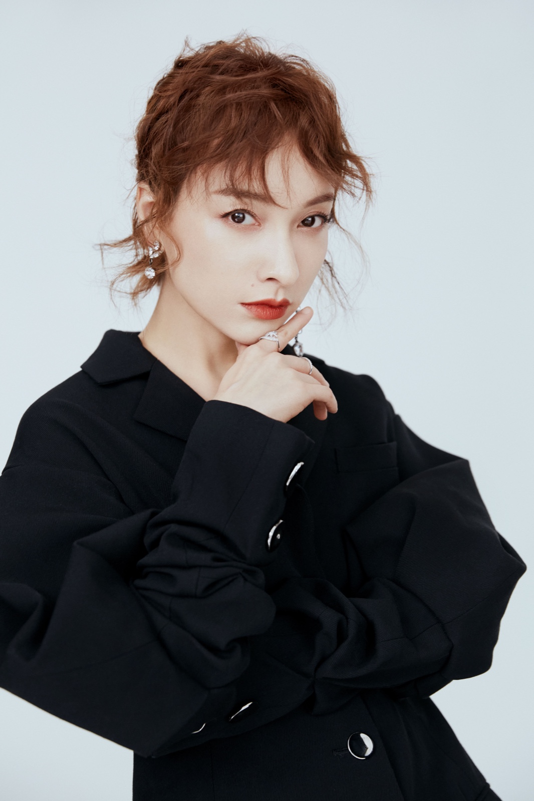 吴昕最新写真大片曝光短发黑西装尽显女人味