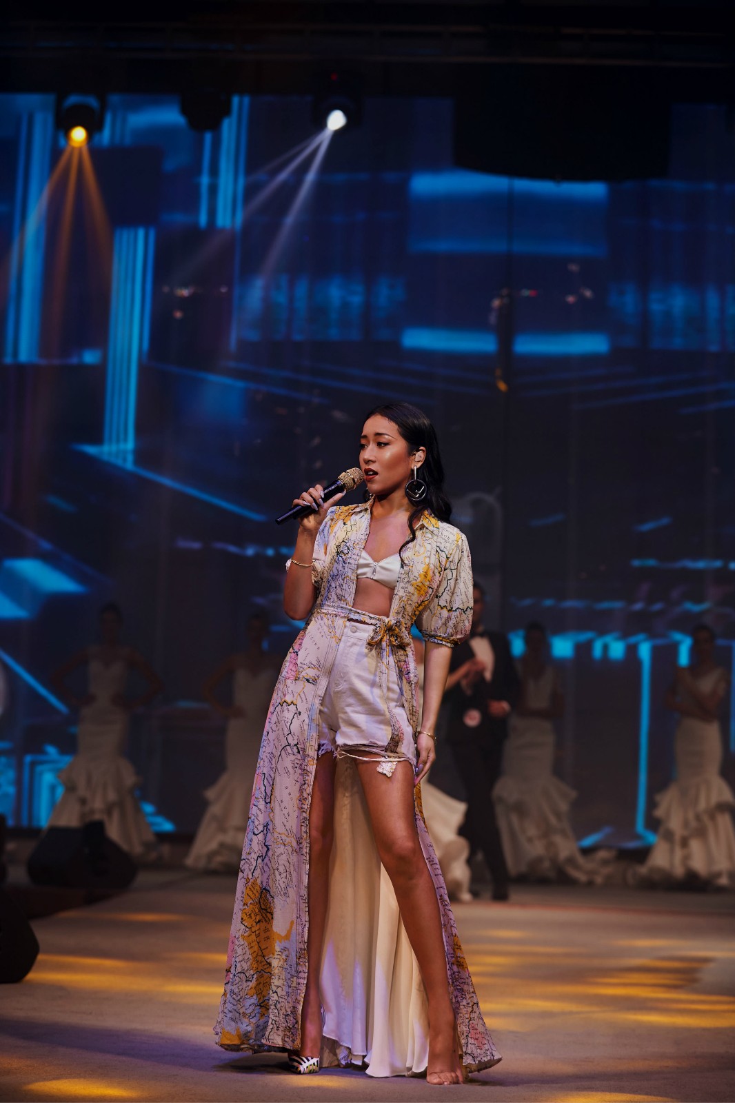 光脚唱歌?吉克隽逸演出途中高跟鞋意外脱落