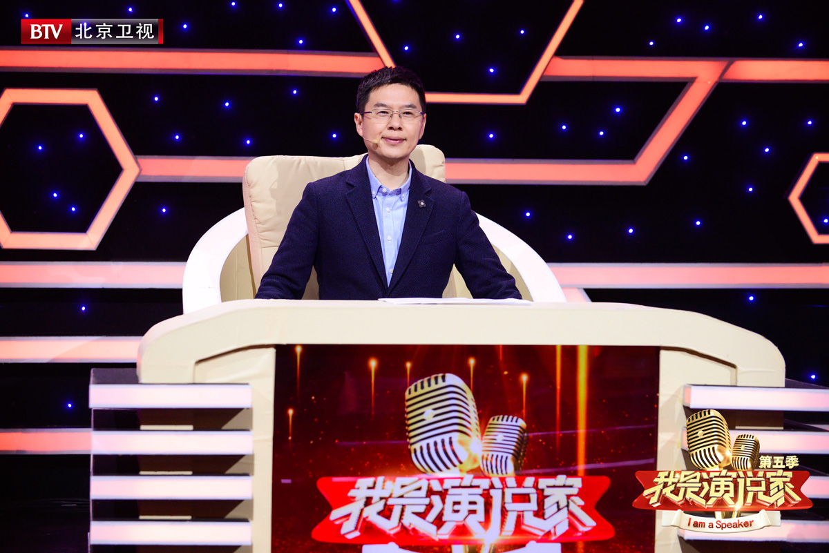 王雷在听到被吴润晖治愈的血友病儿童唱响《五星红旗迎风飘扬》的时候