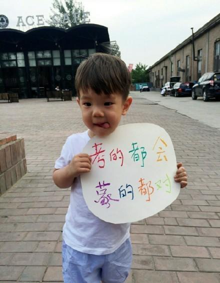 误打误撞的代言人？嗯哼撞脸棒棒糖卡通形象，专注吐舌头一百年