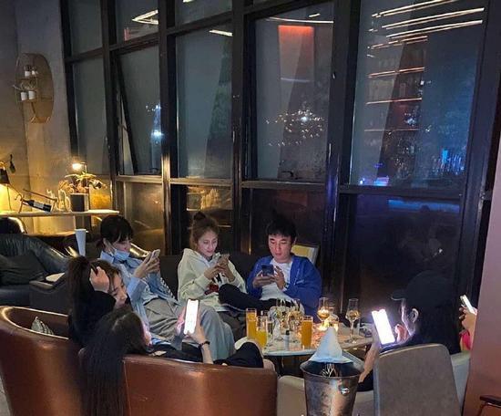 王思聪携新女友与众美女泡吧 画面和谐氛围稍显尴尬 - 360娱乐,你开心就好