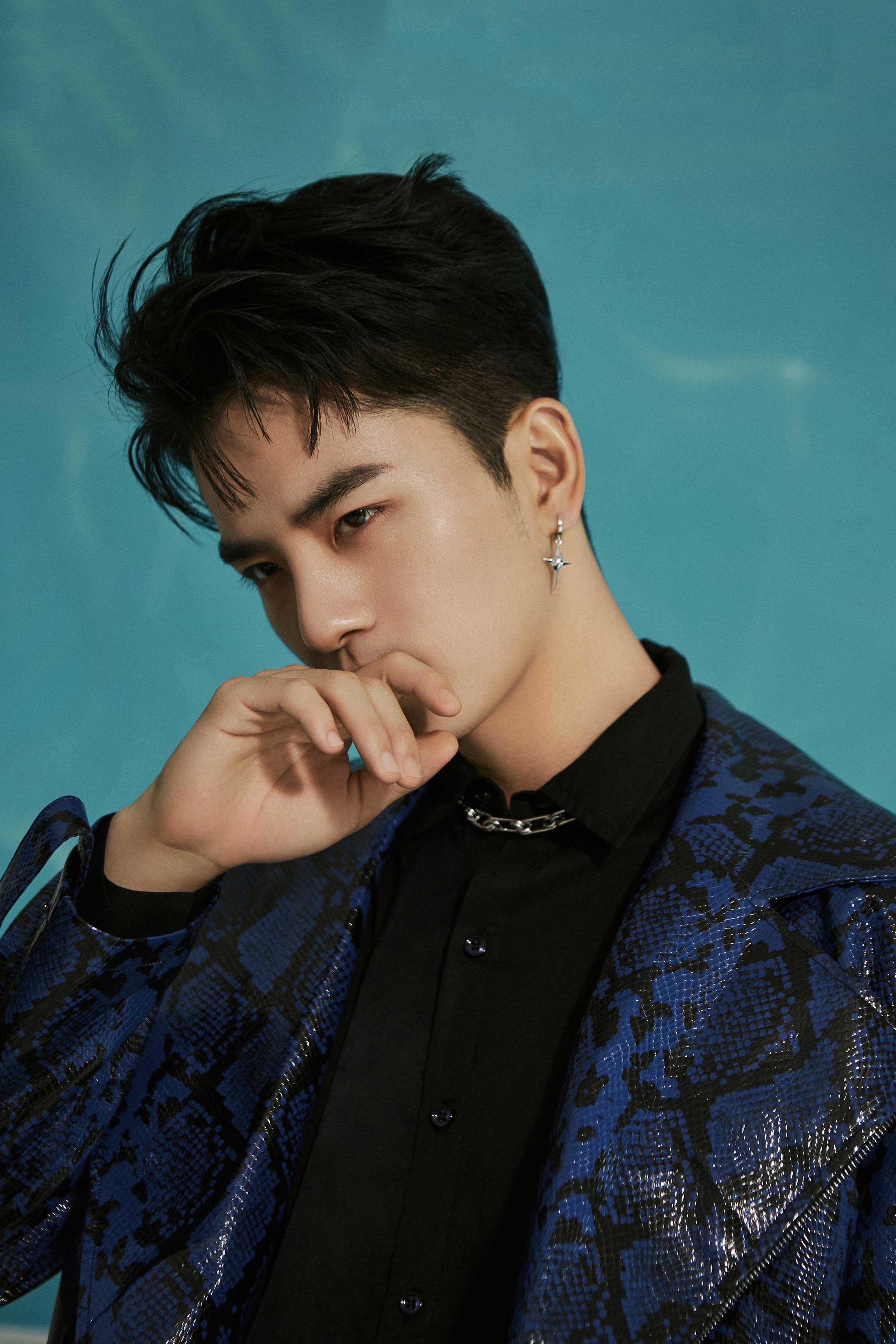 照片里吴希泽或身着蛇皮大衣展露眼神杀,或穿复古英伦风衣悠然漫步,耳