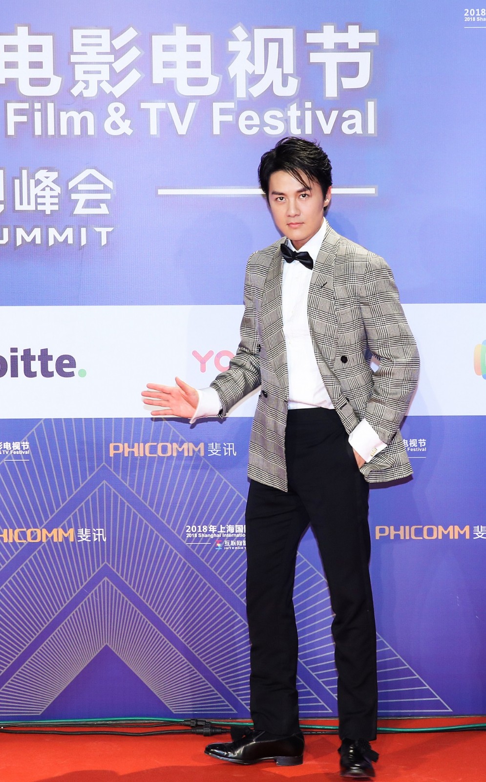 吴克群亮相2018互联网影视峰会为你写诗谱写全新回忆浪潮