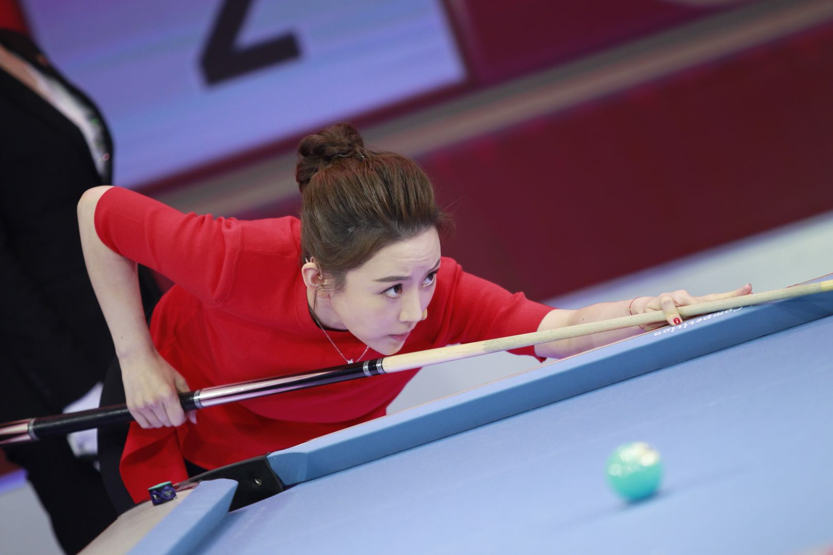 潘晓婷跨界当歌手激情献唱活动现场