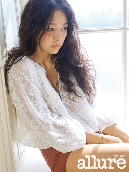 李孝利登时尚杂志拍写真高叉装大秀长腿