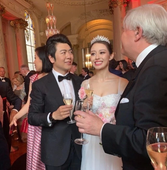 郎朗今日结婚晒婚纱照宣布喜讯女方是小12岁德韩混血钢琴家