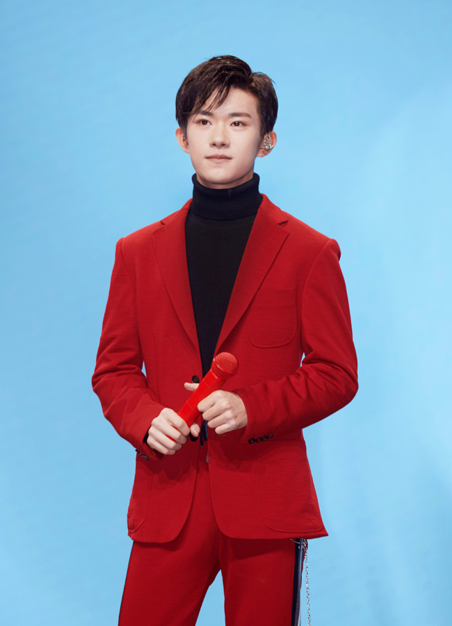 易烊千玺红色西装献唱 聊学校偶遇趣事