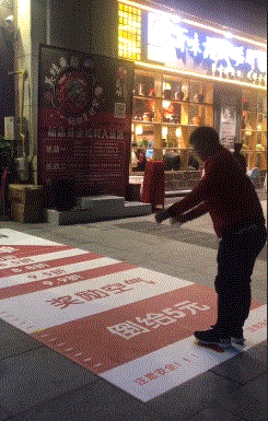 爆笑GIF:第一次看见倒给钱的! - 360娱乐,你开心就好