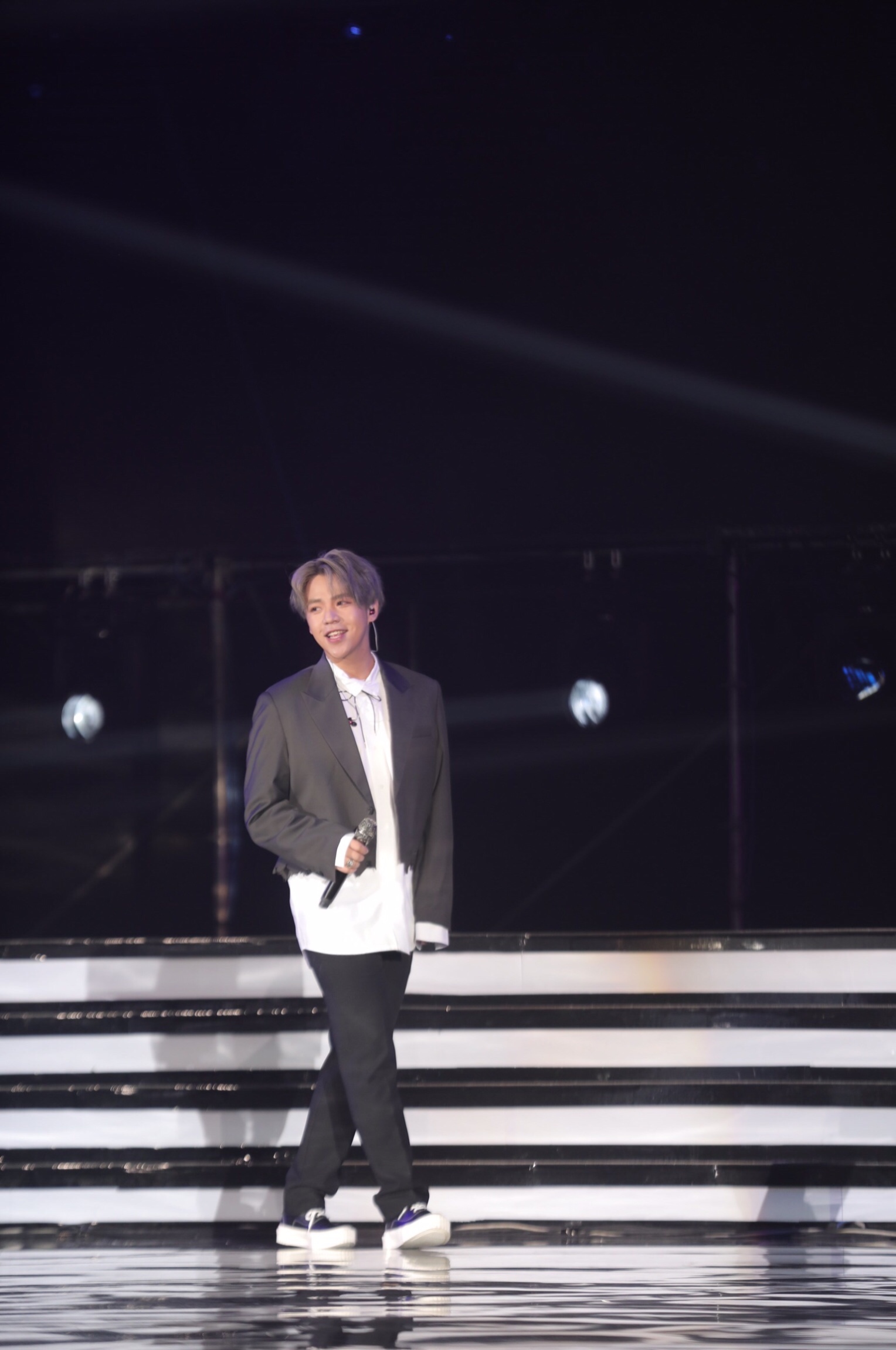 第二届青春颂两岸青年原创金曲演唱会武汉落幕朱兴东首唱手掌