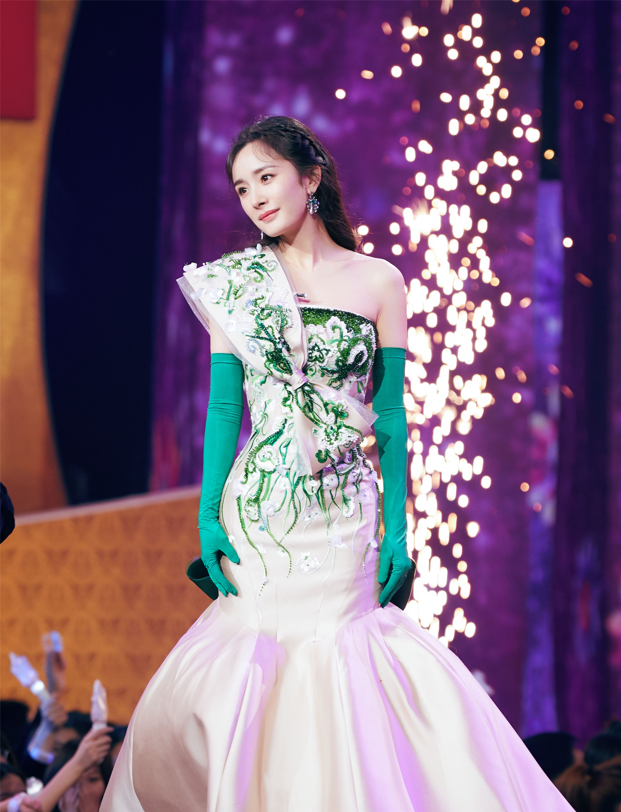 北京台春晚杨幂礼服惊艳全场中西合璧传承匠心精神