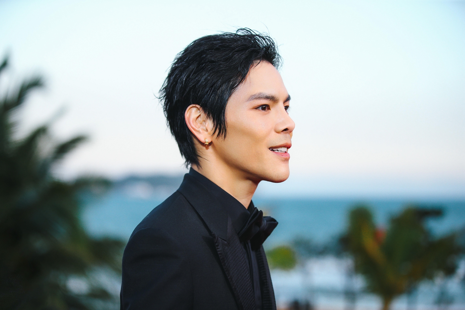 向佐亮相海南岛电影开幕红毯 黑色西装显绅士气质 -- 眼界 ...