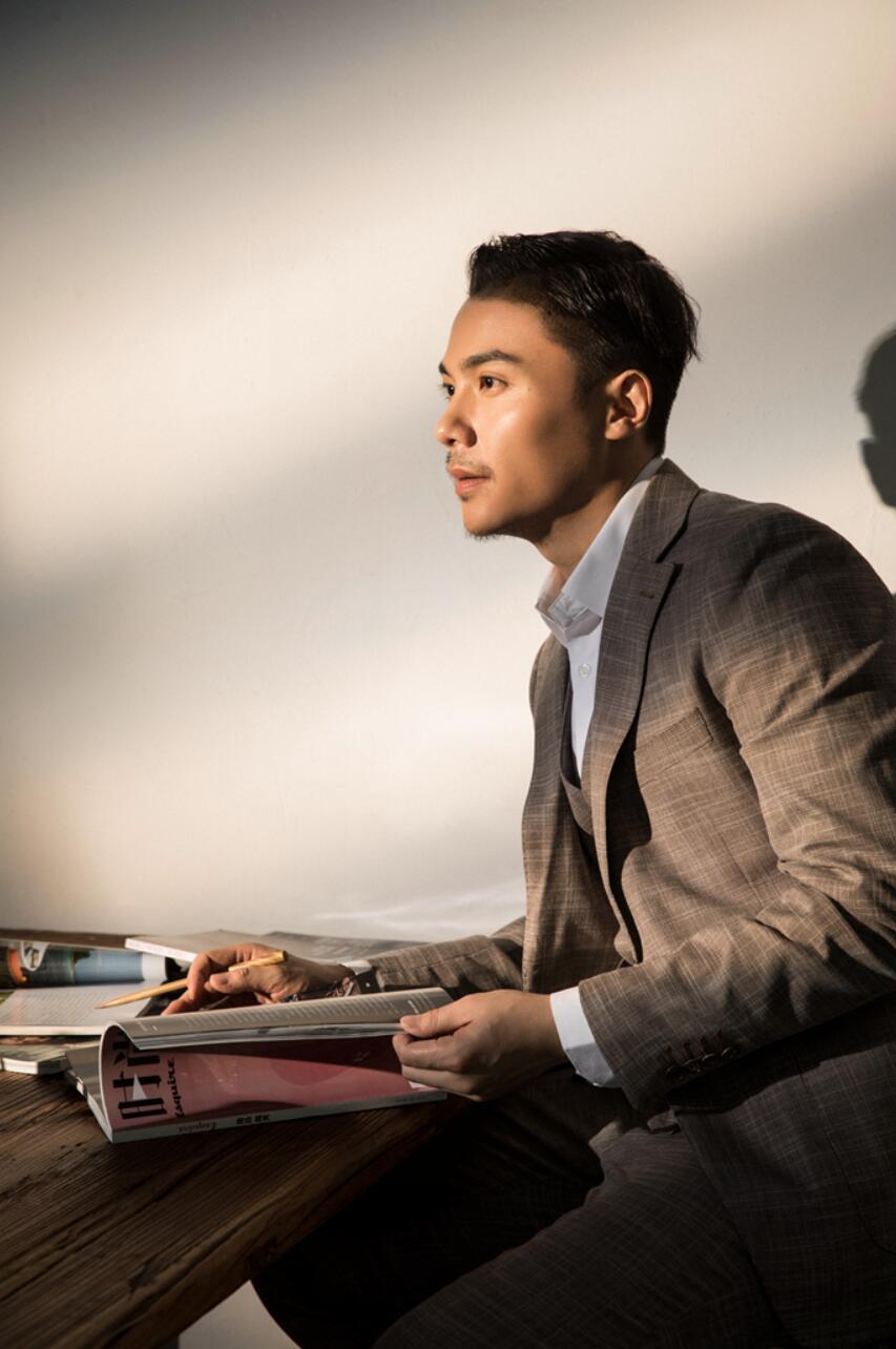 演员刘岳全新写真曝光内敛深沉尽显忧郁气质