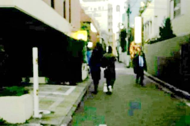 宋仲基宋慧乔庆祝求婚一周年，东京街头挽手散步