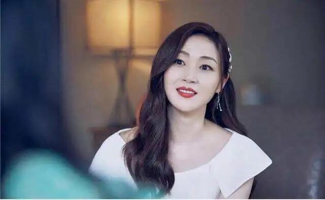 万绮雯罕见营业,不愧是香港第一美腿,难怪当年甄子丹狂热追爱 - 360娱乐,你开心就好