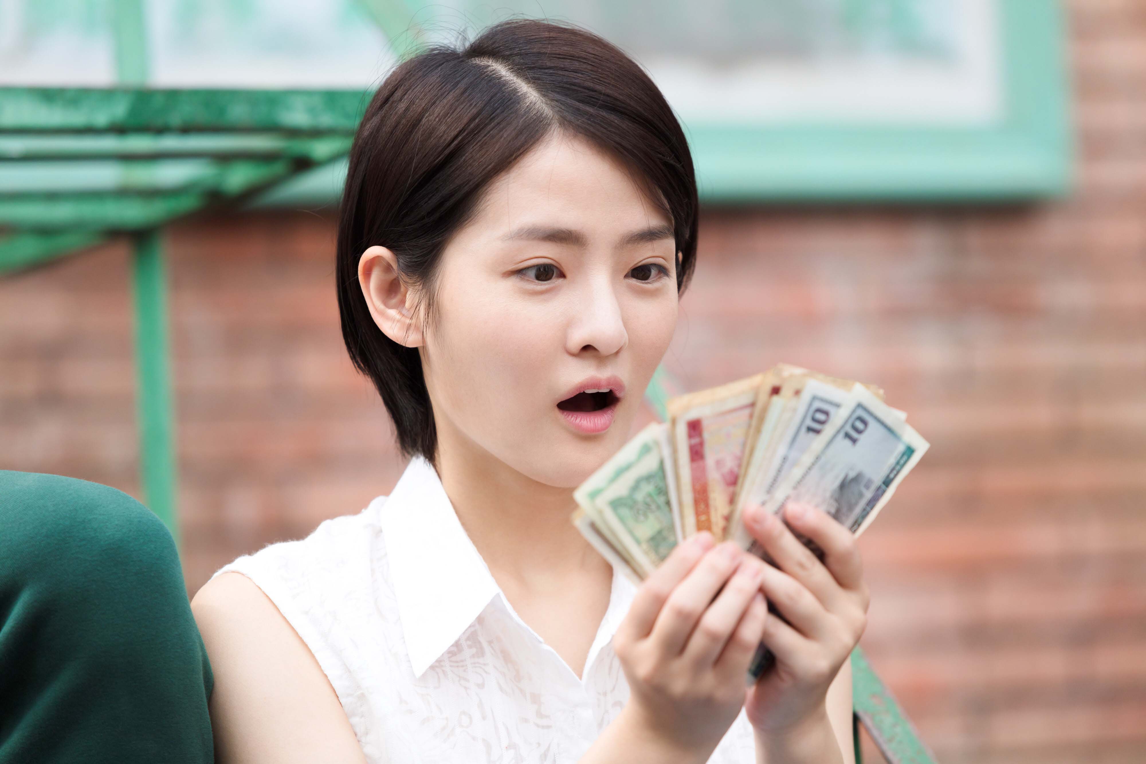 在本周播出的剧情中,梦秦饰演的李丽莉及好友们遇到租借足球场的资金