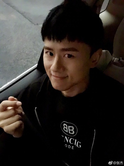 张杰录综艺晕倒面部擦伤 粉丝同节目组发生冲突 - 360娱乐，你开心就好