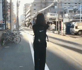 搞笑gif:看到一位背影很美的女孩,我默默的在后面跟了一条街 - 360娱乐,你开心就好