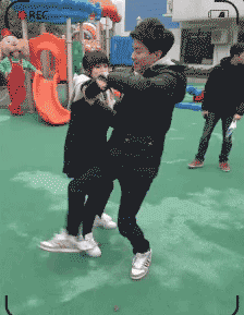搞笑GIF:一个过肩摔,哥们从此摔成单身 - 360娱乐,你开心就好