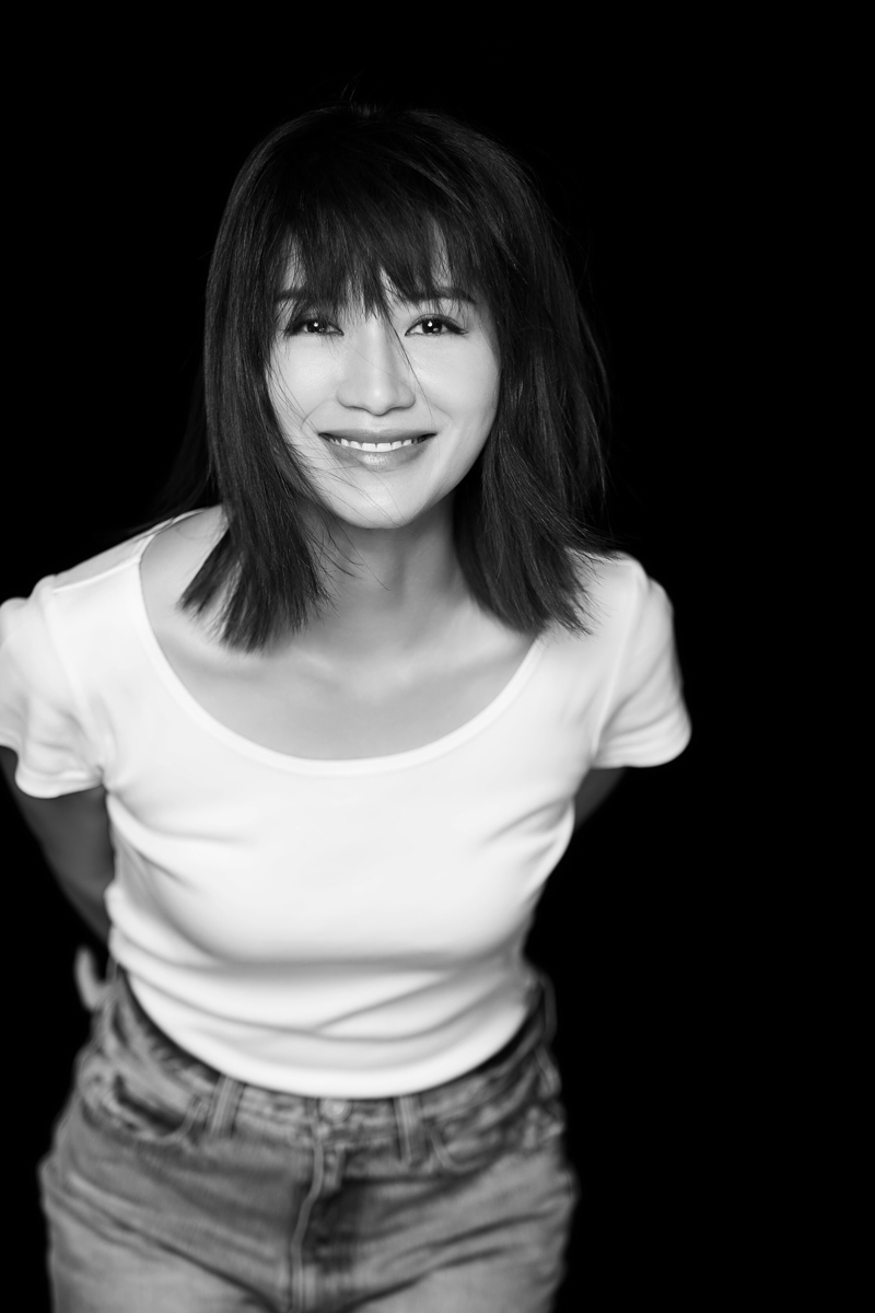 苏青曝黑白质感大片 干净洒脱诠释自信美