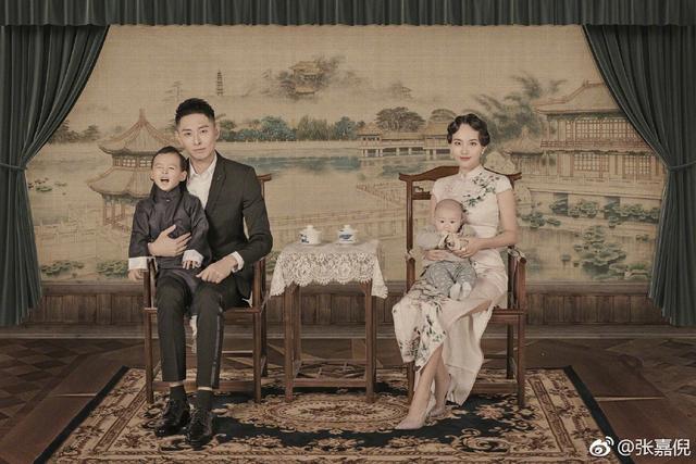 买超母亲抱孙子的表情太严肃引猜疑,难道没办婚礼真是这原因?