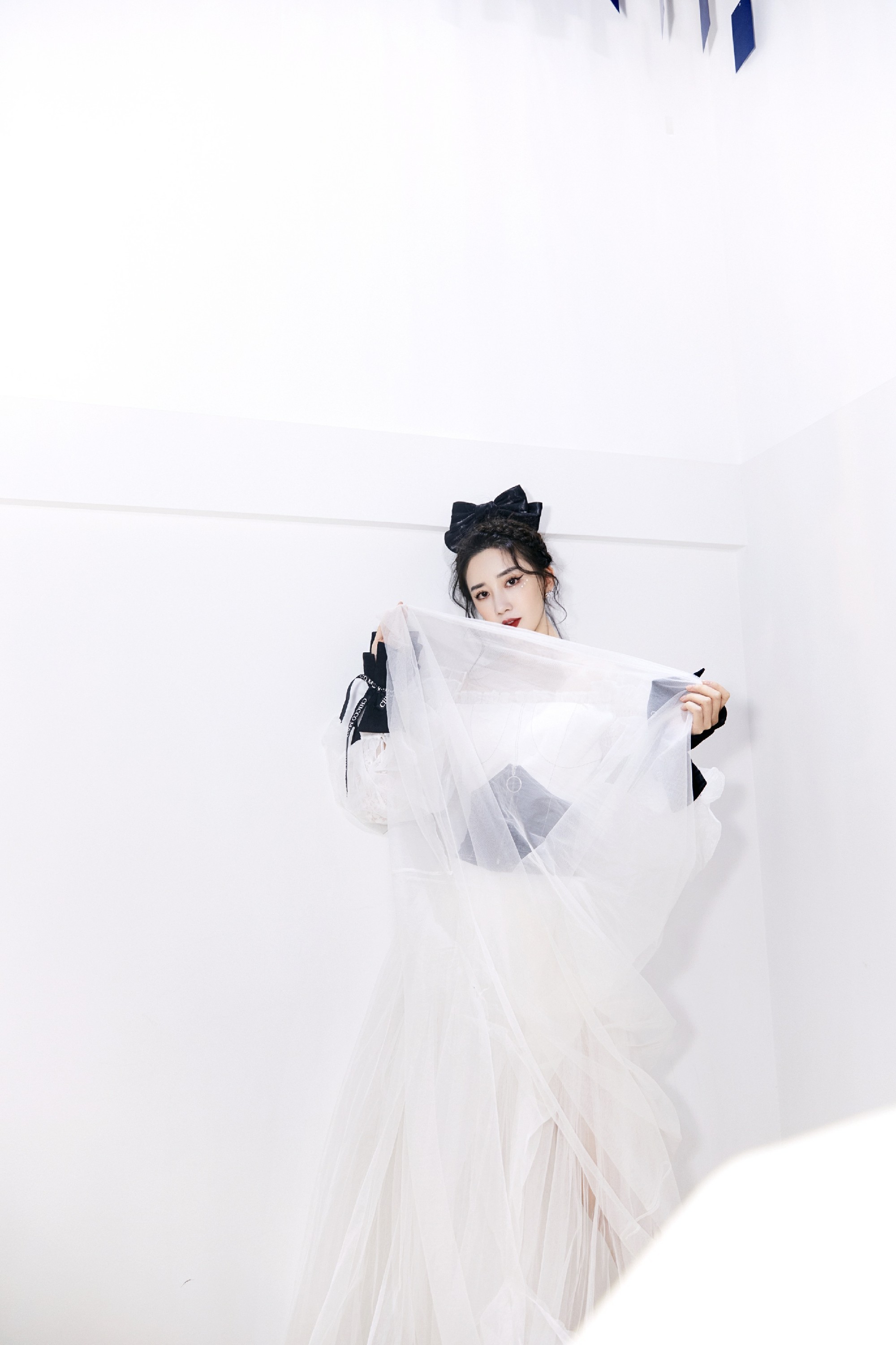 陈欣予亮相中国国际时装周白纱长裙梦幻灵动诠释百变时尚感