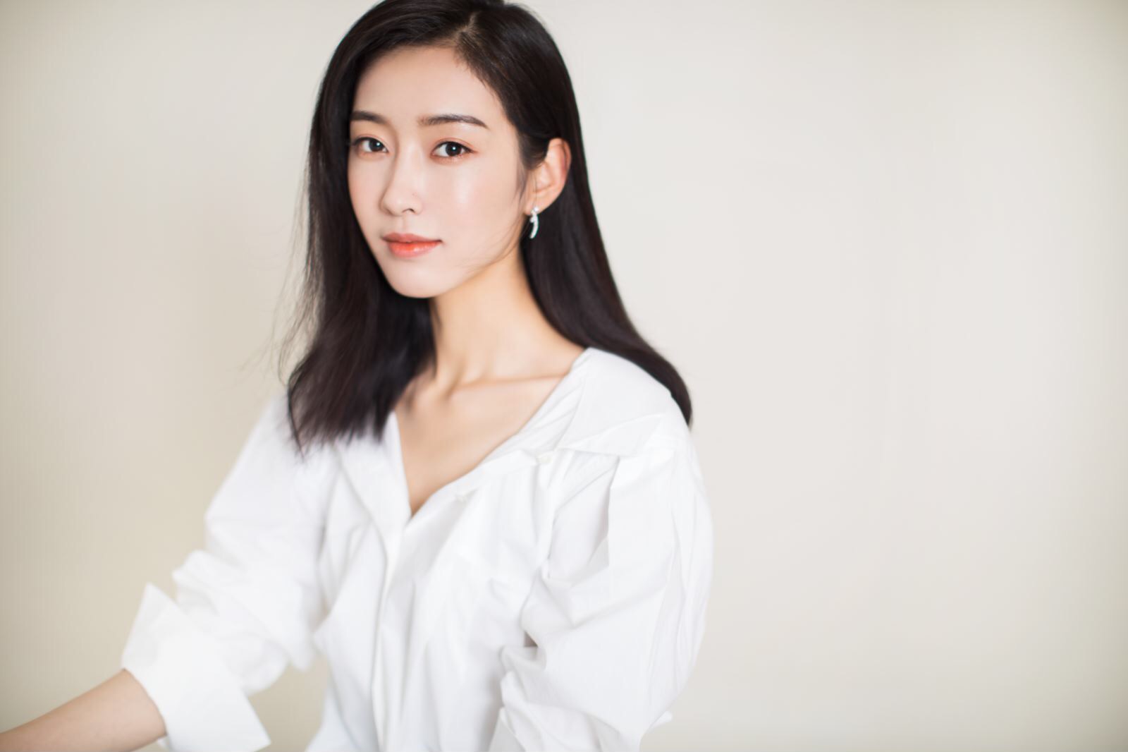 将白衬衫穿出仙气宣璐新写真出炉气质纯粹锁骨迷人