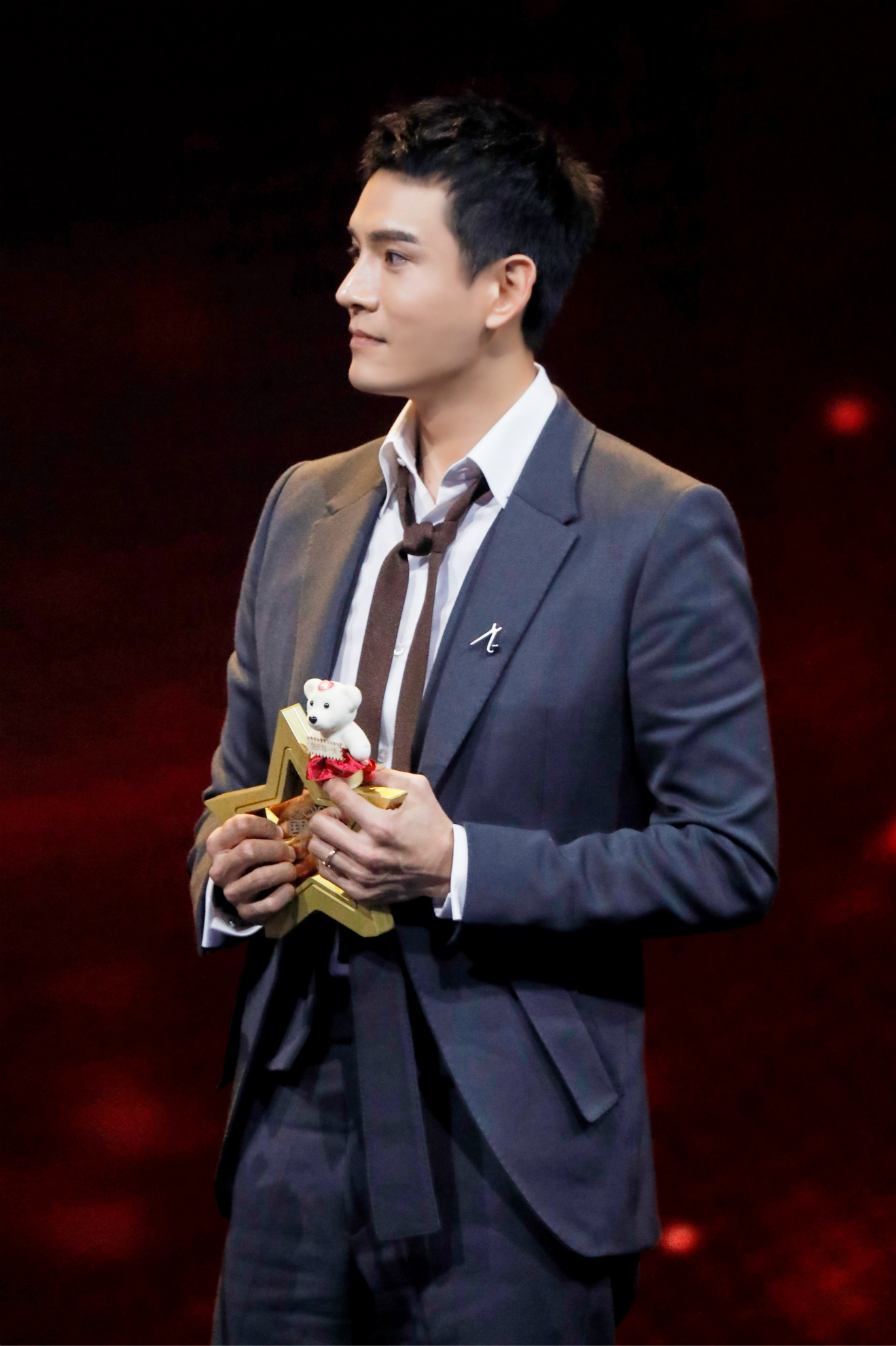 经超斩获国剧盛典年度关注男演员 分享演员的责任感 - 360娱乐,你开心就好