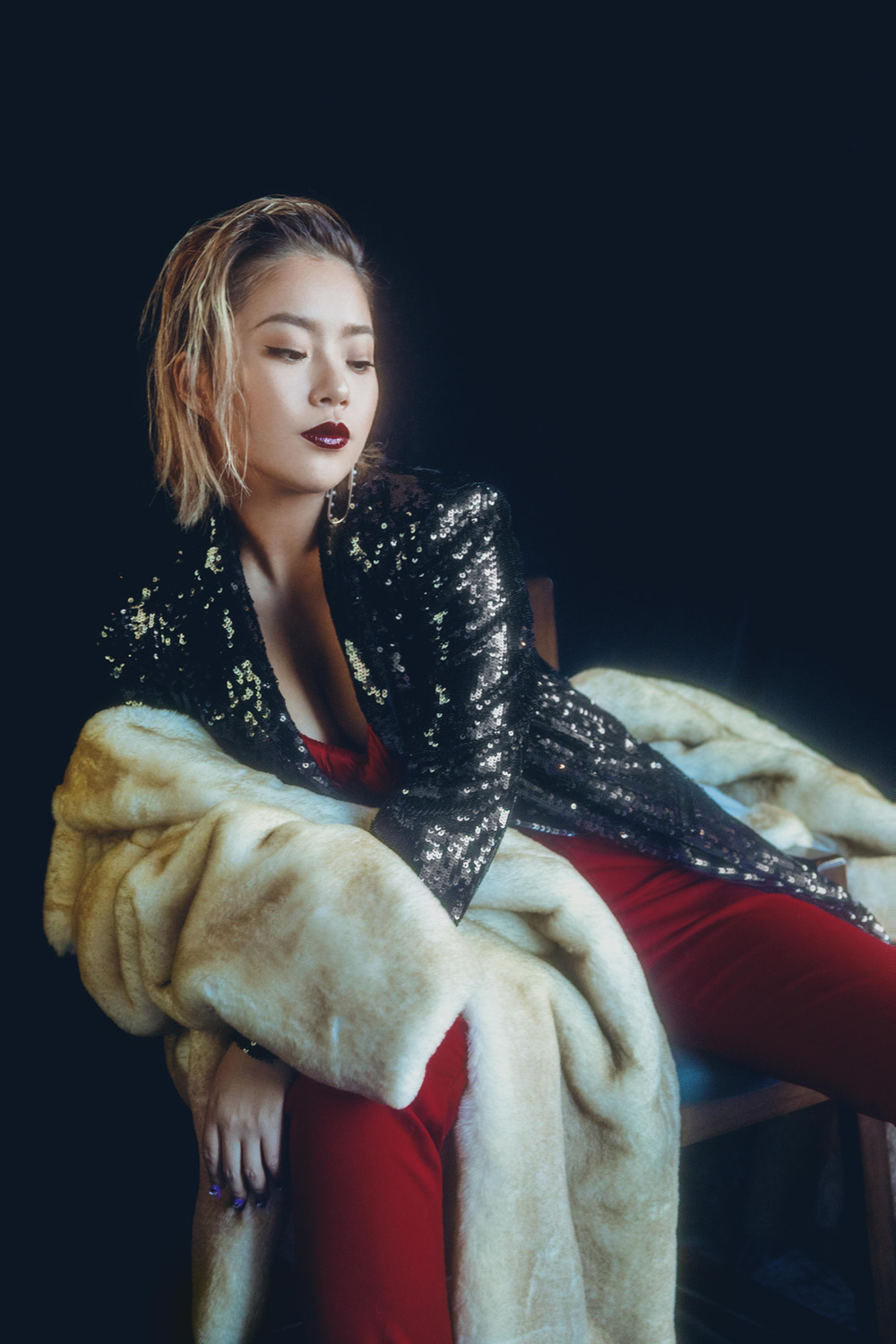 王菊获时尚个性先锋亮片西装皮草炫酷登场