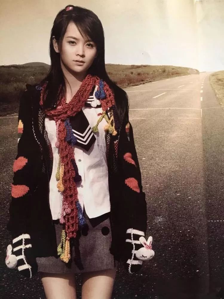 是两个次元的人……实际上十几年前牵过手,她演了《左耳》里的蒋皎