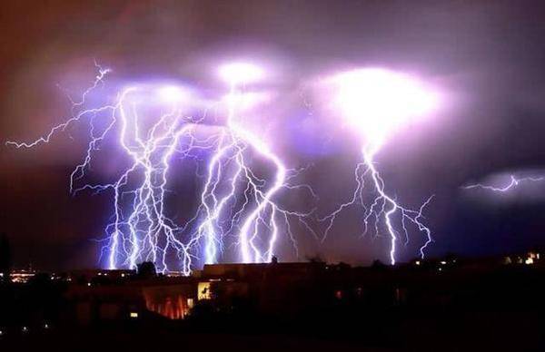 意大利出现"红色幽灵闪电",如一座城市般大小,成因至今不明!