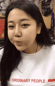 背着我偷偷吃了一个气球,肚子鼓的都快飞起来了妹子吃的好带劲啊