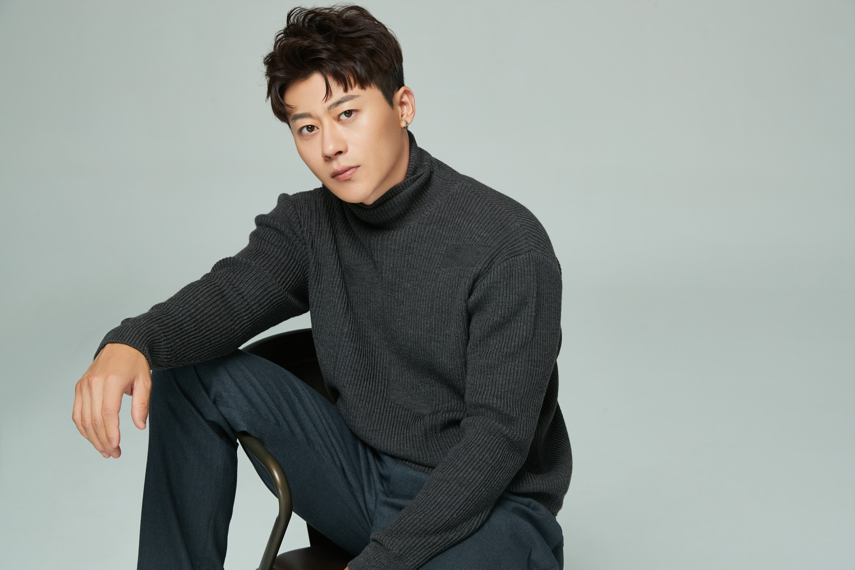 季东燃秋日写真首发 时尚感满分展暖男本色