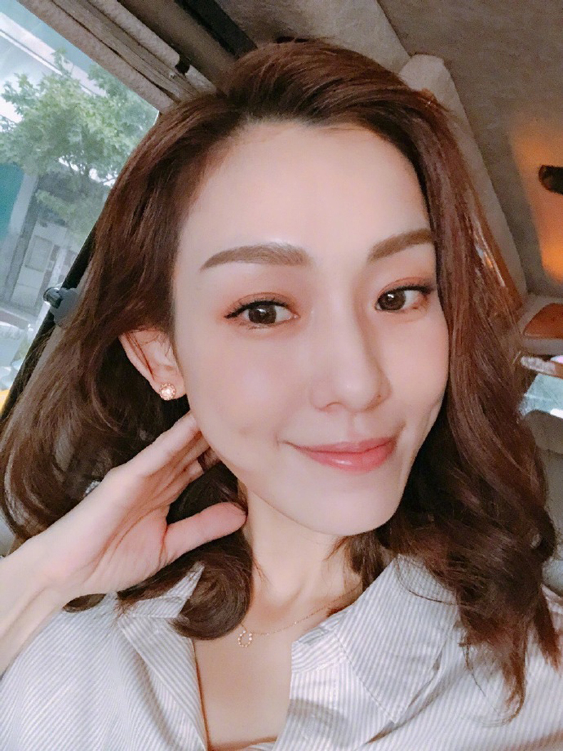 范玮琪甜美自拍曝光笑靥如花为自己打call