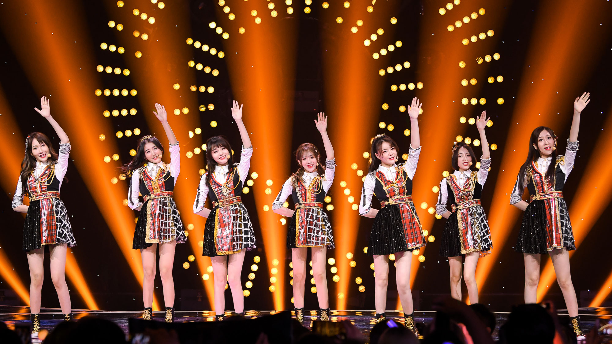 sing女团亮相央视寄明月点燃全场气氛