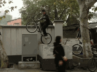 搞笑动态图GIF: 看到你掉下来,我真的很开心 - 360娱乐,你开心就好