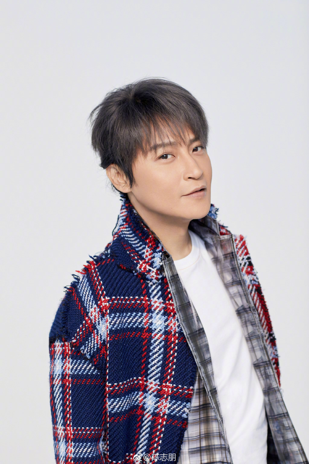 千面男爵陈志朋回归正常休闲格子衫搭奶奶灰发色减龄不少