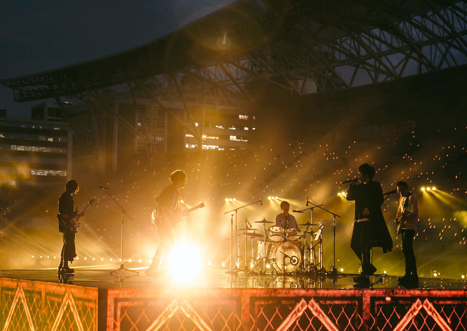 打造摇滚小房间星空立方舞台无人看台区派对灯墙四大舞台