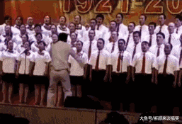 风趣GIF:我只想知道他们唱的什么劲爆的歌,乐团指挥真卖力 - 360娱乐,你开心就好