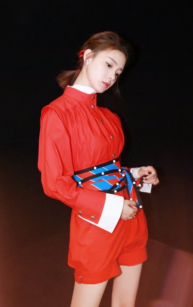 陈瑶红色连体裤又帅又俏心机girl美味之旅即将上演