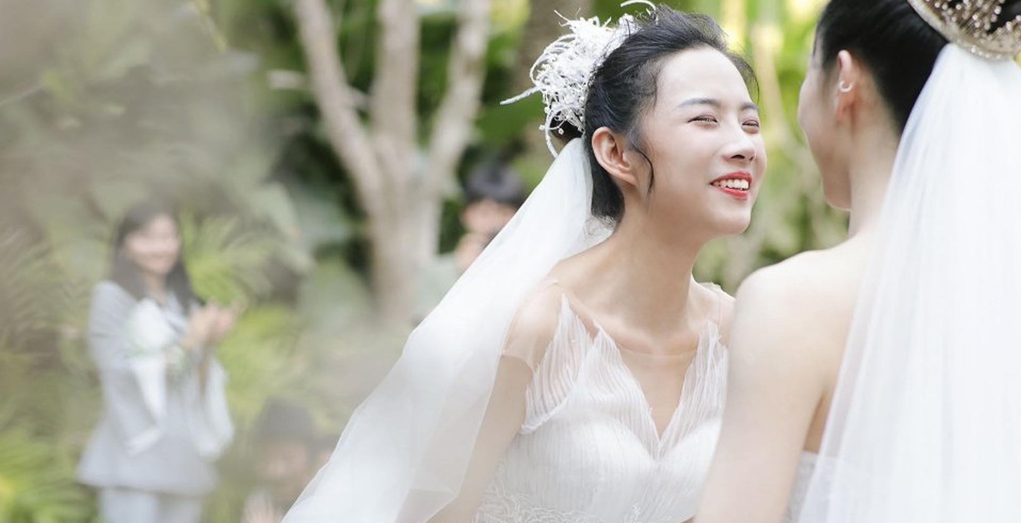 杨丽萍徒弟水月婚礼现场曝光 两人穿婚纱挽手幸福满满 -- 眼界，放眼世界