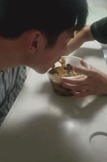 爆笑GIF:前方有女司机出没,小哥哥一定要注意安全! - 360娱乐,你开心就好
