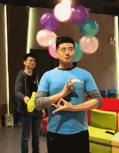 搞笑GIF: 永远不要将自己的后背交给别人 - 360娱乐,你开心就好