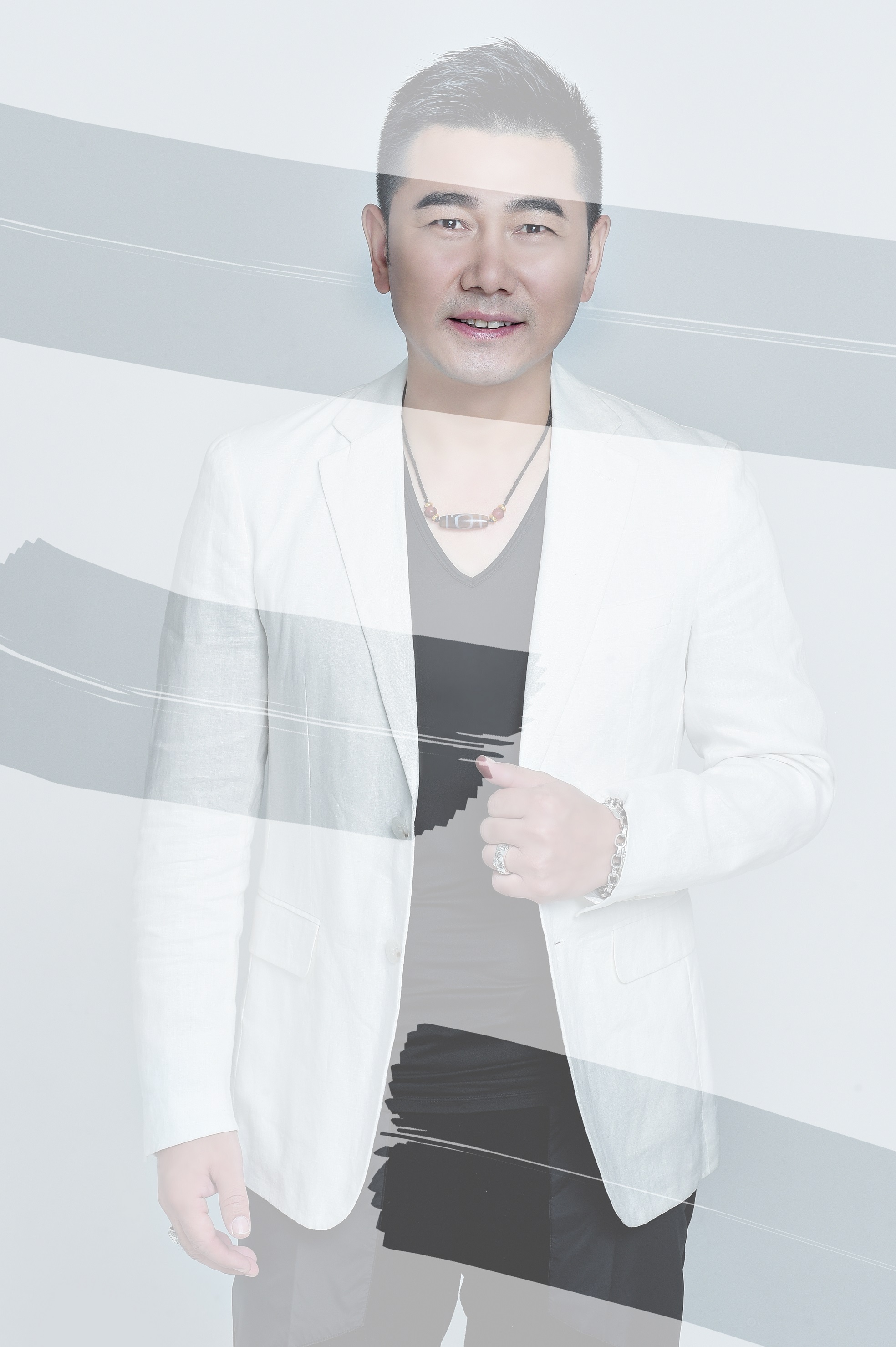 铁质男声侯旭亮相演唱会 热门歌曲演绎震撼全场