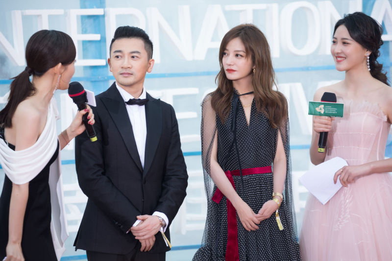 赵薇亮相海南岛国际电影节闭幕式与苏有朋中餐厅后再度惊喜同框