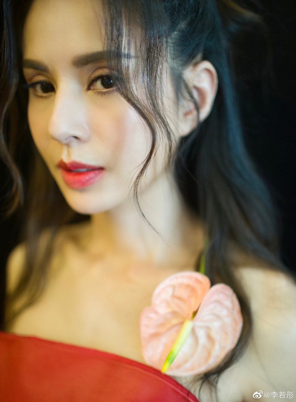 "不老小龙女"李若彤钻石裙大露香肩,优雅贵妇既视感