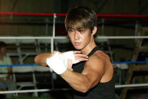 吴建豪人生经历太心酸爸爸逃亡美国被通缉妈妈诈骗如今又离婚