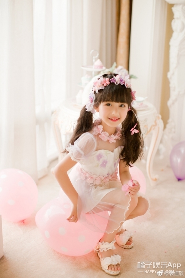 标准的偶像剧女主小时候应该就长这样吧