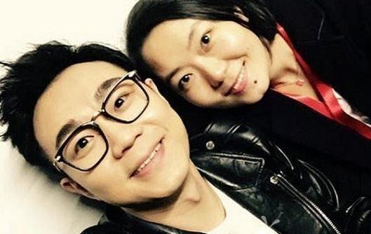 低调了14年的大鹏老婆曝光长相引发争议网友难怪不要柳岩