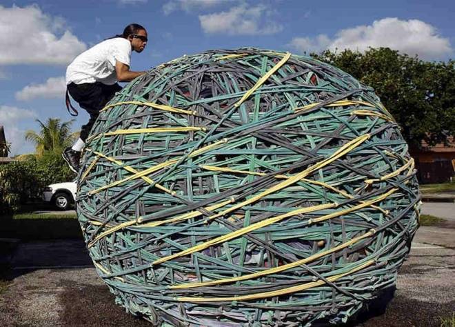 图10:美国青年制作的世界上最大的橡皮筋球.